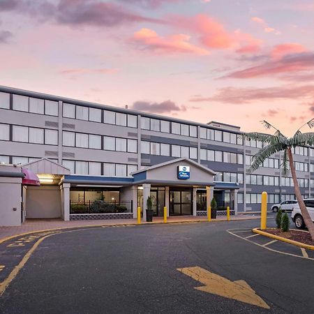 Best Western Rutgers University Hotel Іст-Брансвік Екстер'єр фото