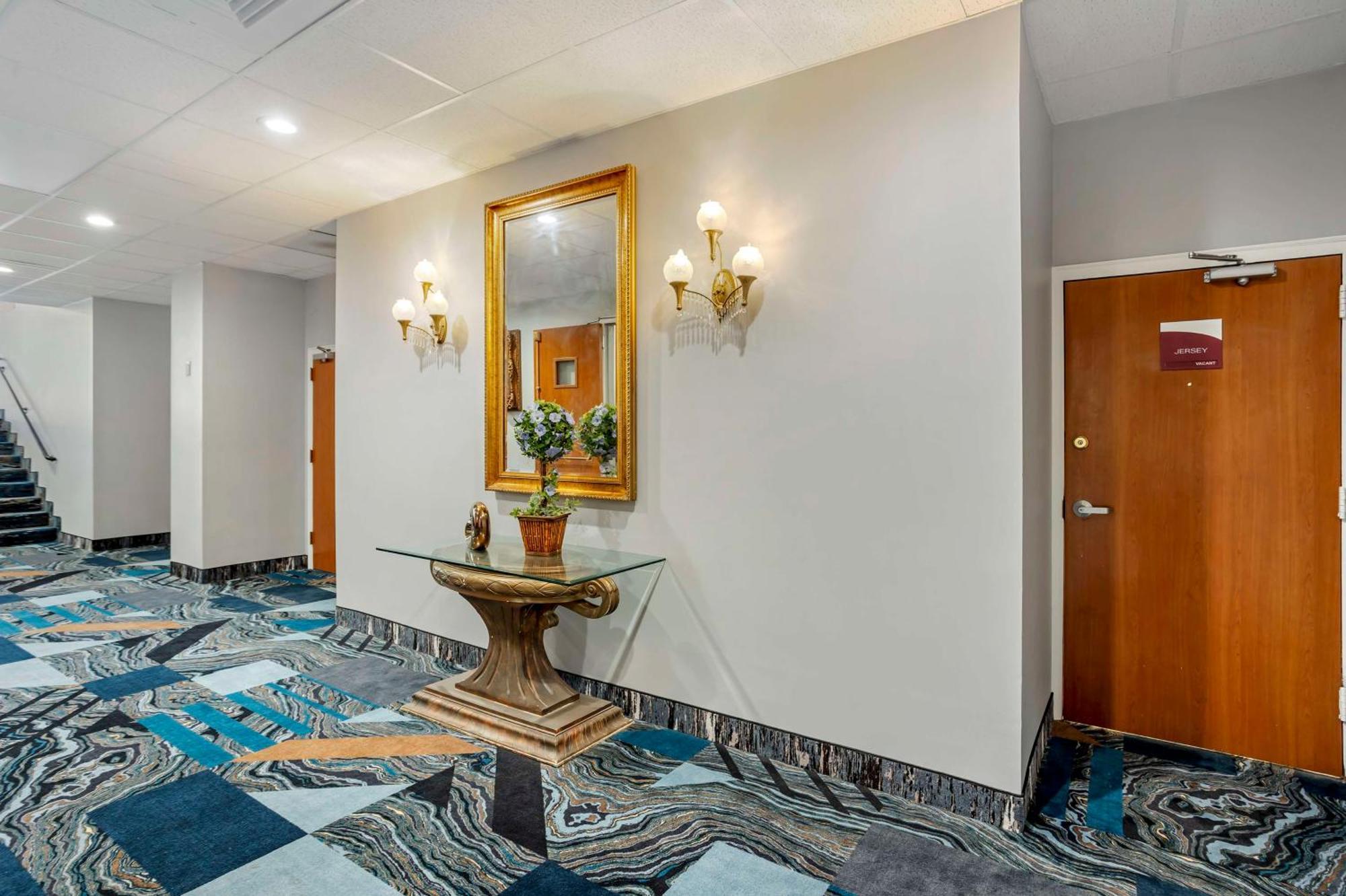 Best Western Rutgers University Hotel Іст-Брансвік Екстер'єр фото